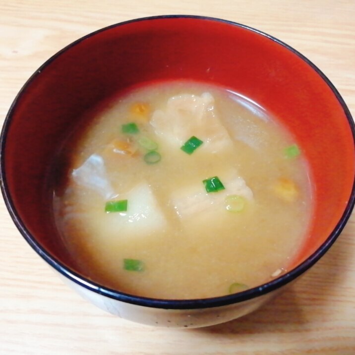 なめこと麩と小ねぎの味噌汁